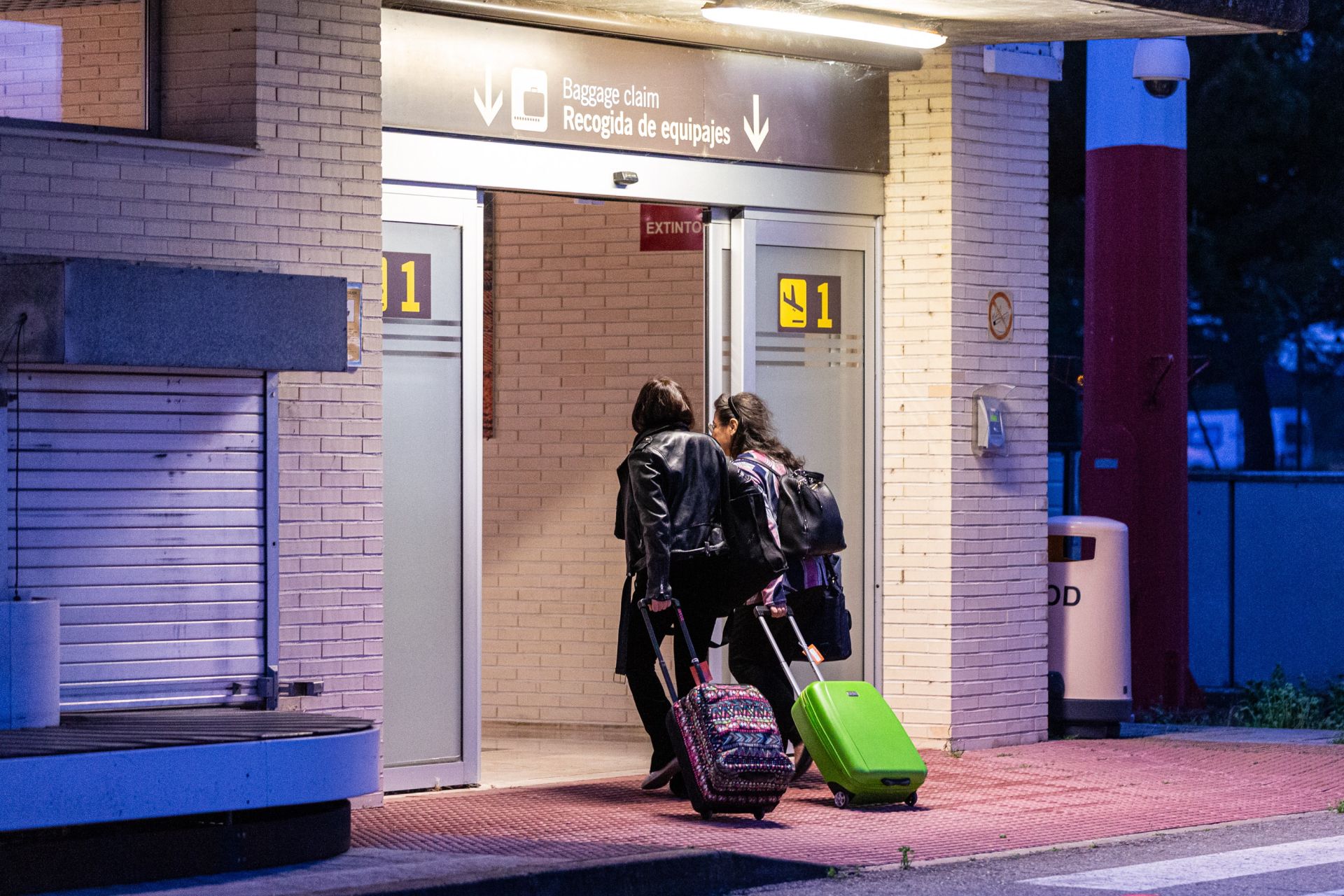 Pasajeros en el aeropuerto de Agoncillo.