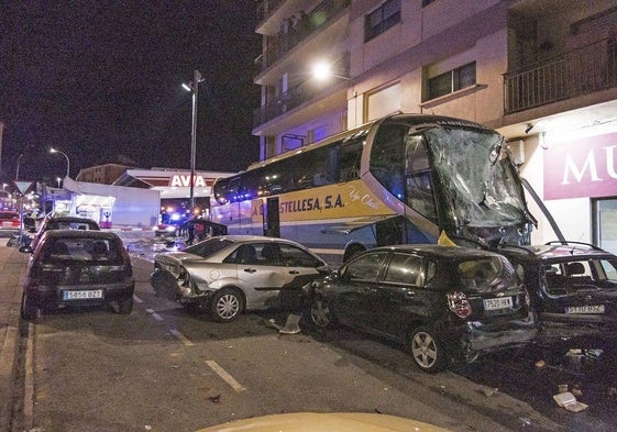 El autobús accidentado en la entrada de Estella, junto a los vehículos que acabó arrollando.