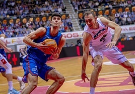 Jiménez intenta impedir la canasta de un rival en la final copera.