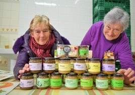 Fabiola Pérez y Raquel Ramírez, de El Colletero, posan en la sede de la asociación, en Nalda, con sus mermeladas ecológicas.