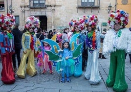 Una cuadrilla disfrazada durante el Carnaval en Santo Domingo, en una imagen de archivo.