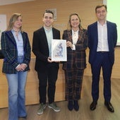 El joven investigador Miguel Torres posa con la placa de la beca junto a la rectora de la UR, Eva Sanz; la presidenta de la AECC en La Rioja, Elena Eguizábal; y el director gerente de Fundación Rioja Salud, Juan Carlos Oliva.