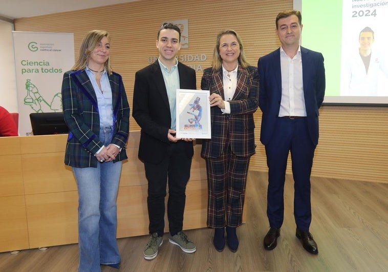 El joven investigador Miguel Torres posa con la placa de la beca junto a la rectora de la UR, Eva Sanz; la presidenta de la AECC en La Rioja, Elena Eguizábal; y el director gerente de Fundación Rioja Salud, Juan Carlos Oliva.