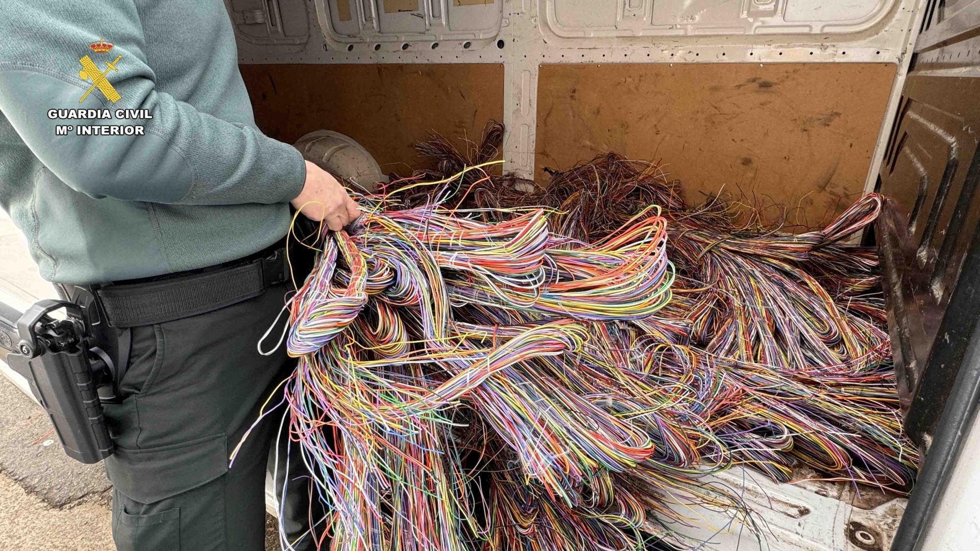 Un agente de la Guardia Civil levanta cientos de metros de cable robados de postes de telefonía por una banda en La Rioja.