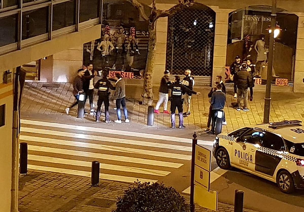 Una pelea entre dos jovenes en la calle Avenida de Portugal.