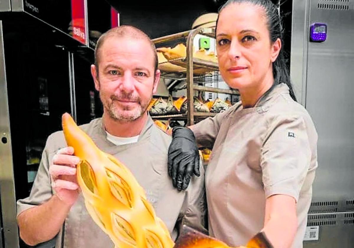 Álvaro y Georgina con algunos de sus vistosos panes.