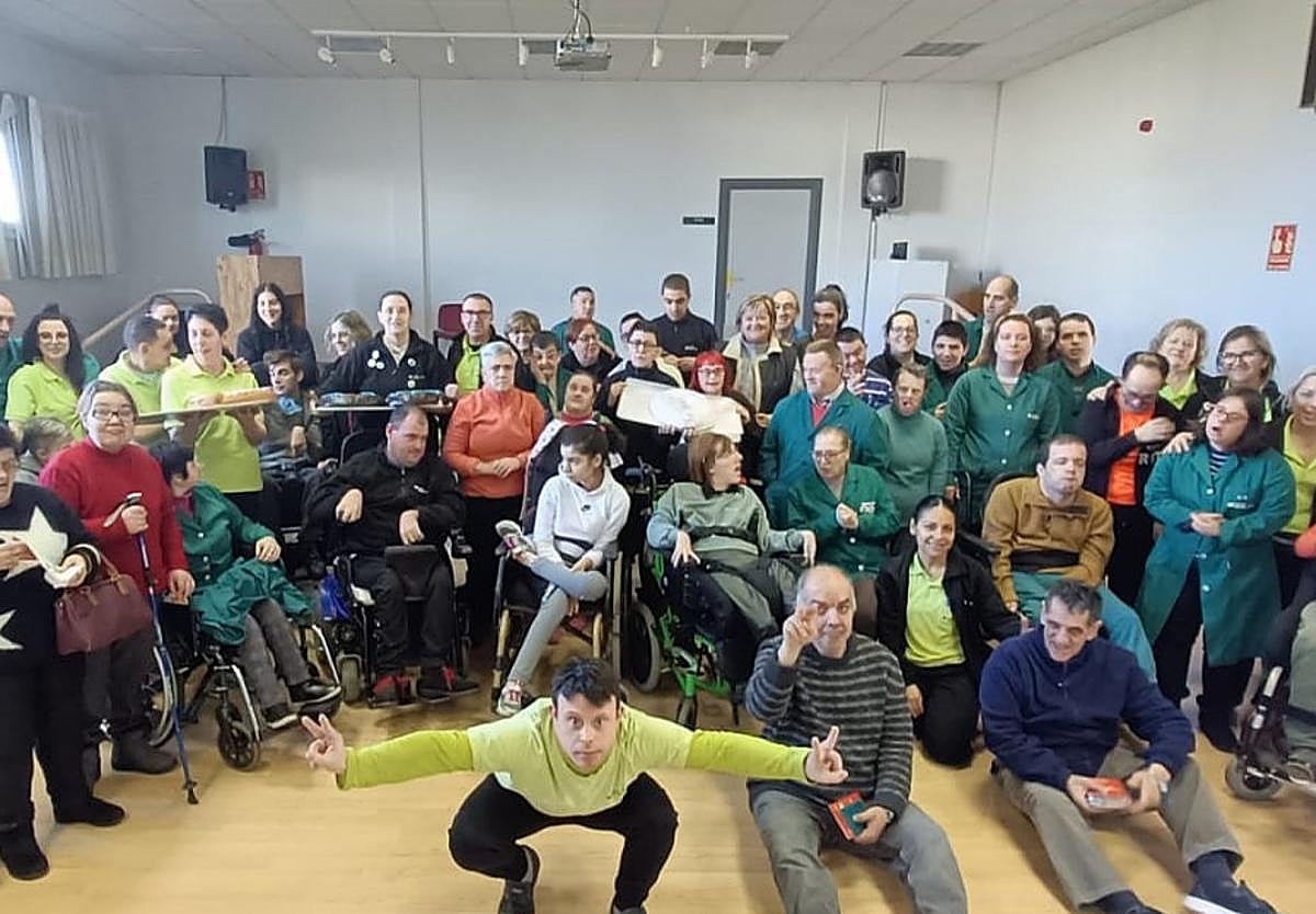 Visita de las autoridades de Autol al Centro Áncora de Calahorra para repartir barzones ayer por la mañana.