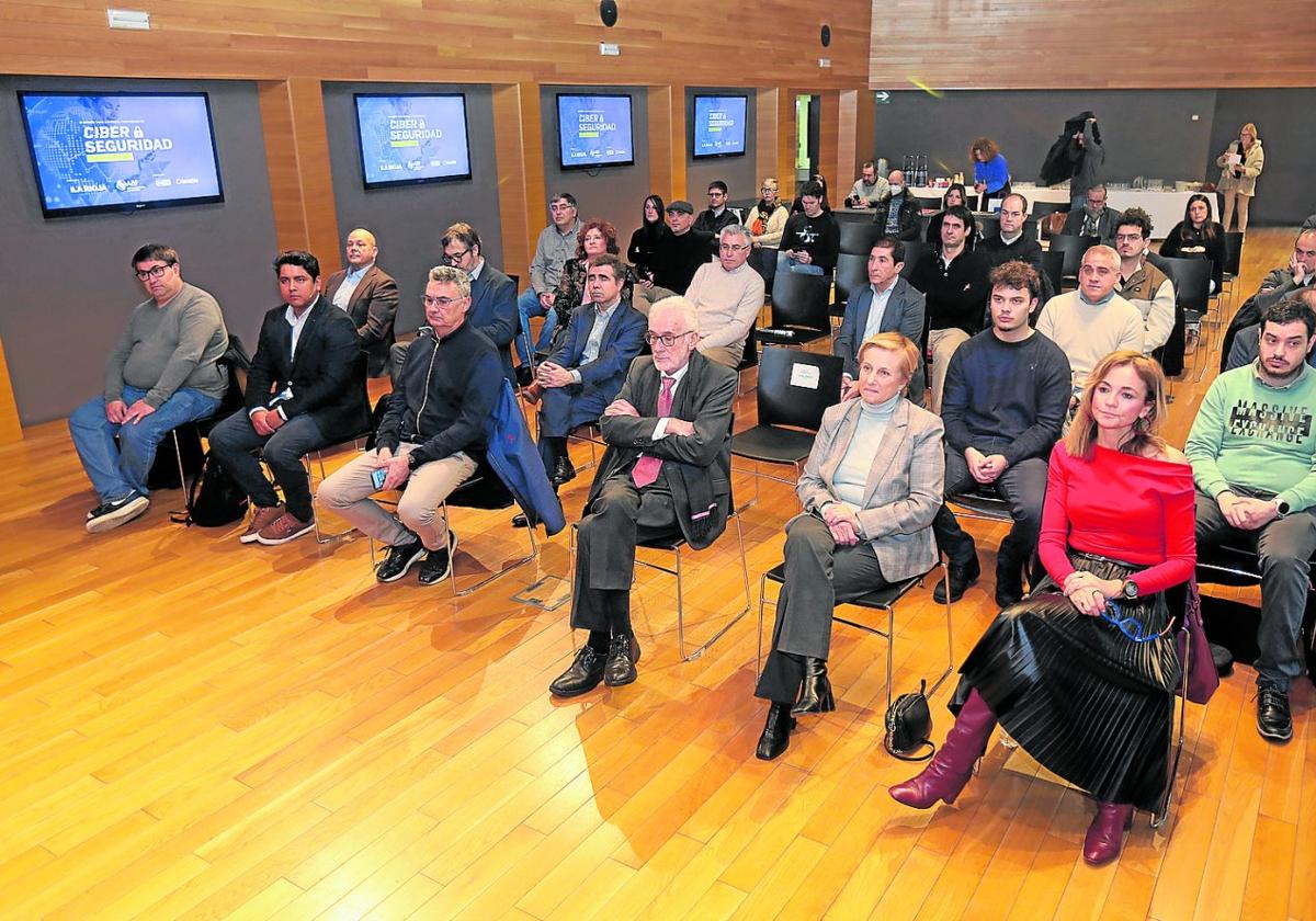 Representantes de la organización y patrocinadores, en primer término, con Leonor González Menorca.