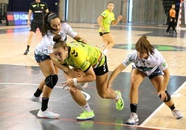 Paula Morales penetra la defensa del Elche en el encuentro disputado en la primera vuelta que se saldó con un empate.