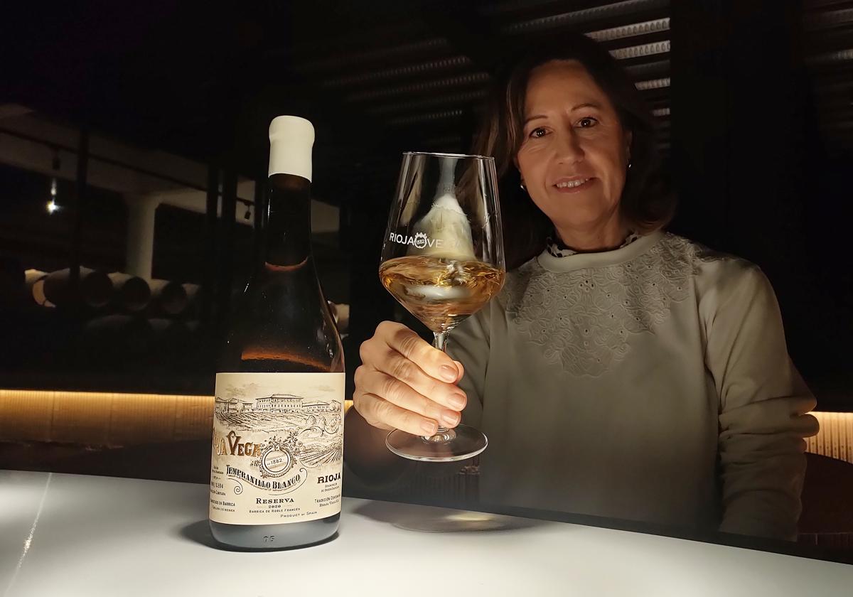 Esperanza Elías, enóloga, con una botella de Rioja Vega reserva tempranillo blanco