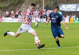 Álvaro golpea el balón en el partido de la primera vuelta en Isla.