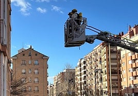 Los Bomberos de Logroño rescatan el cuerpo de una persona fallecida en su piso de la calle de La Vía