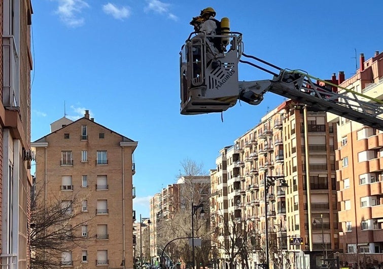 Los Bomberos de Logroño rescatan a una persona fallecida en su vivienda en la calle de La Vía