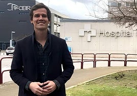 Ángel Alda, con el Hospital San Pedro al fondo.