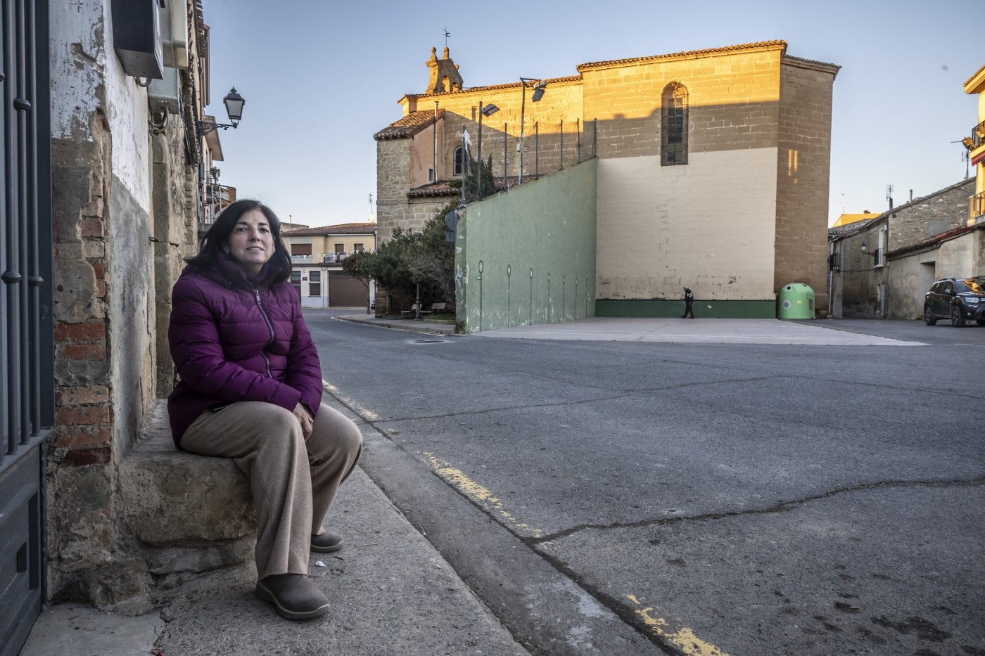 La presidenta de la asociación de vecinos de El Cortijo, Gema Escorza, delante de la iglesia y del frontón, dos puntos emblemáticos del barrio de El Cortijo.