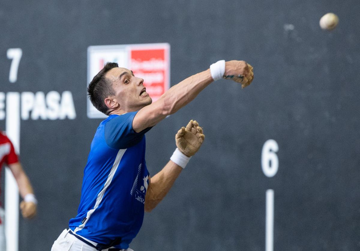 Zabala golpea la pelota con su derecha.