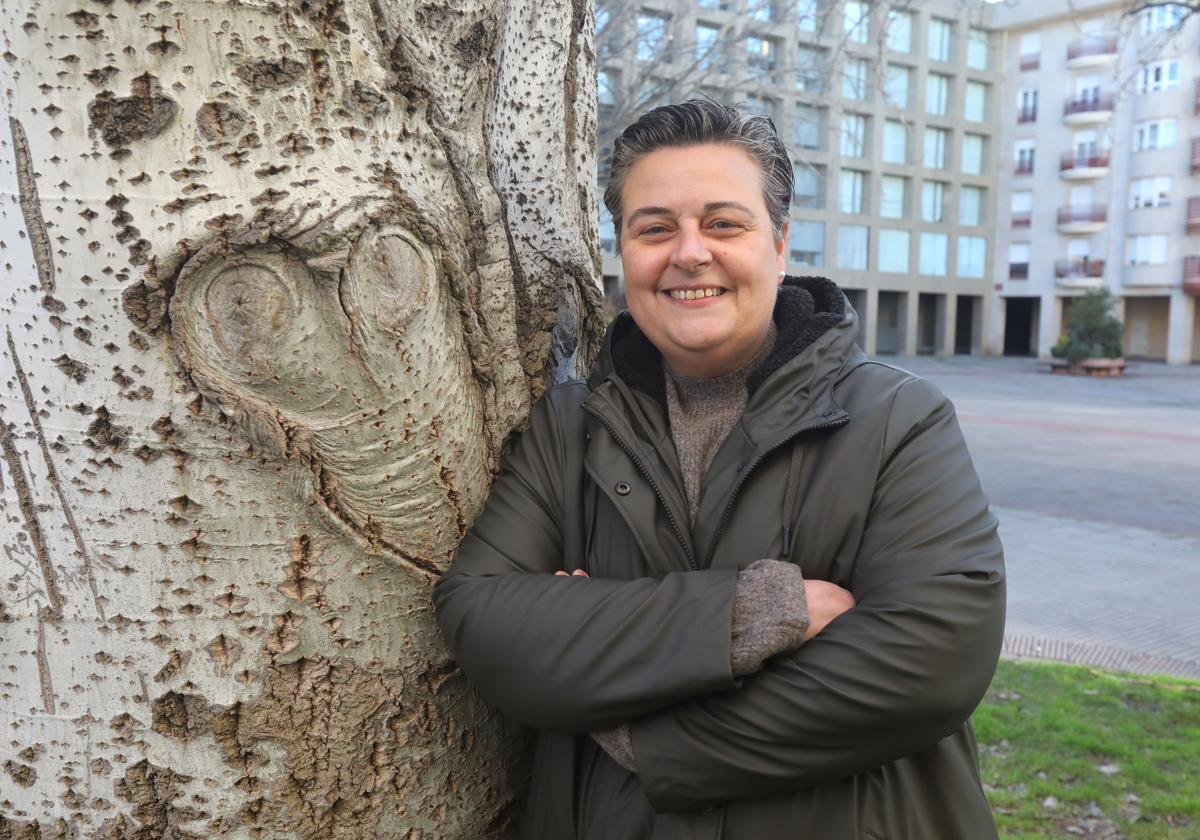 Alicia Ibáñez posa junto a un árbol de la logroñesa plaza Tomás y Valiente, donde se ubica el Colegio de Enfermería de La Rioja.