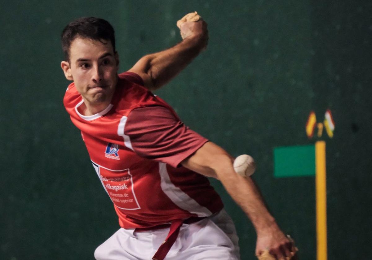 Darío espera la llegada de la pelota.