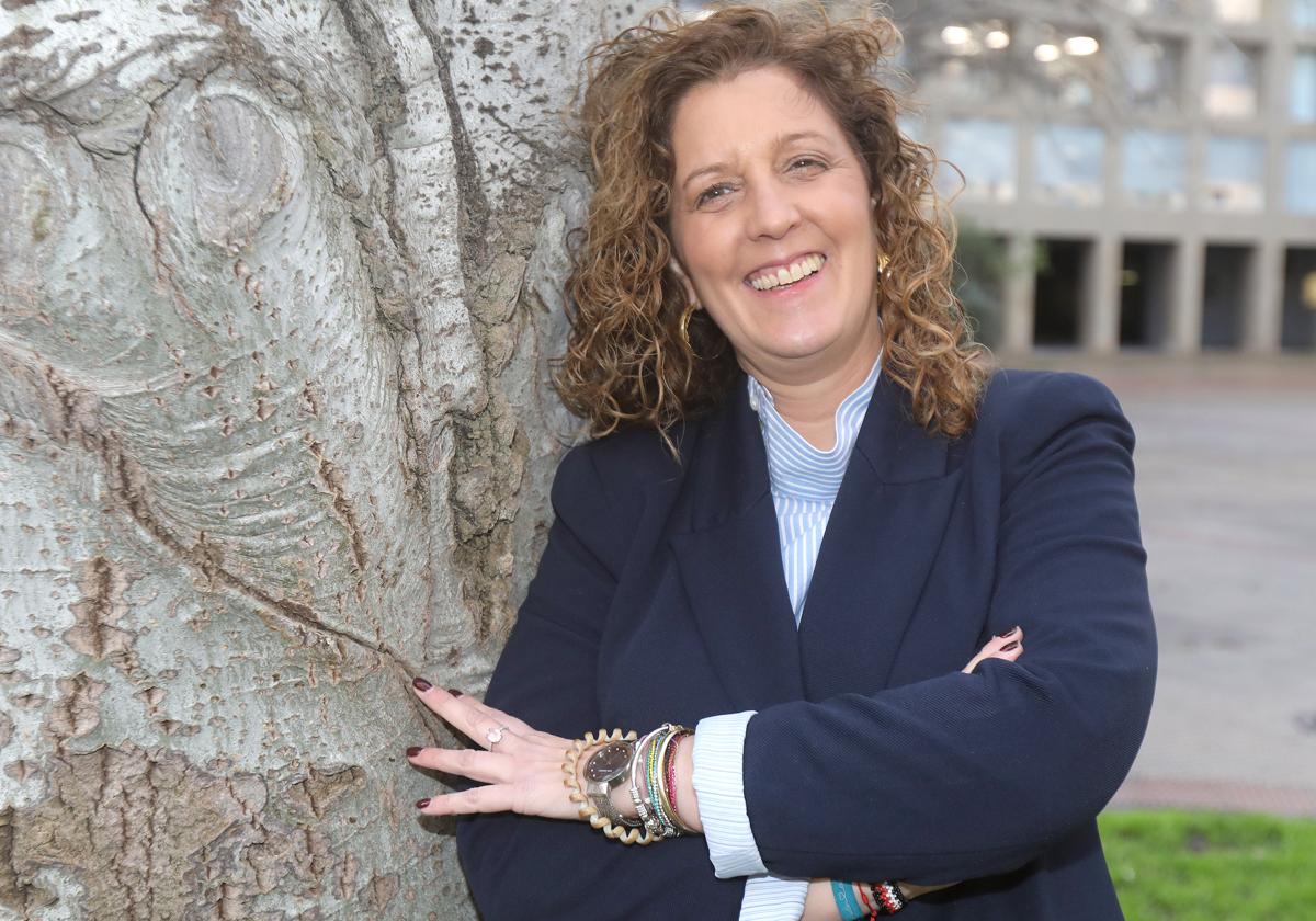 Raquel Velilla posa junto a un árbol de la logroñesa plaza Tomás y Valiente, donde se ubica el Colegio de Enfermería de La Rioja.