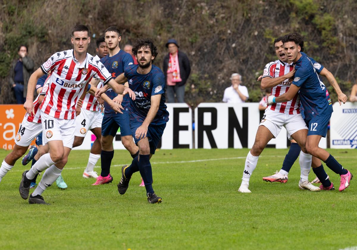 Jugadores del Anguiano y de la SDLogroñés pugnan por ganar la posición en el partido de la primera vuelta jugado en Isla.