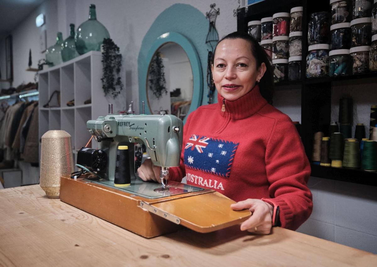 Imagen secundaria 1 - Arriba, la tienda ModaRe, gestionada por Cáritas; abajo, el local de Nora y 'La Fábrica', de Miguel