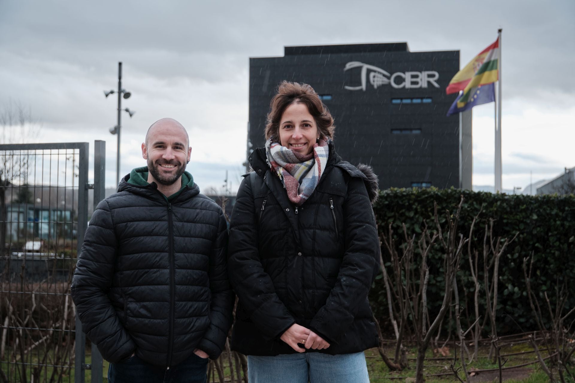 Sergio Orbea y Tamara de la Horra, frente al edificio del CIBIR