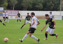 El alfareño Mario León busca zafarse de la defensa tudelana en el partido de la primera vuelta.