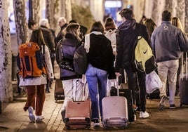 Un grupo de turistas jóvenes recorre el paseo del Espolón logroñés cargados de maletas y mochilas a su llegada a la capital riojana, a finales de octubre del pasado año.