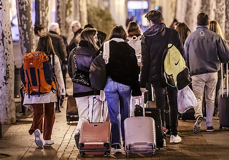Un grupo de turistas jóvenes recorre el paseo del Espolón logroñés cargados de maletas y mochilas a su llegada a la capital riojana, a finales de octubre del pasado año.