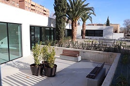 El nuevo edificio para el centro de día muestra grandes ventanales y un patio-jardín muy amplio.