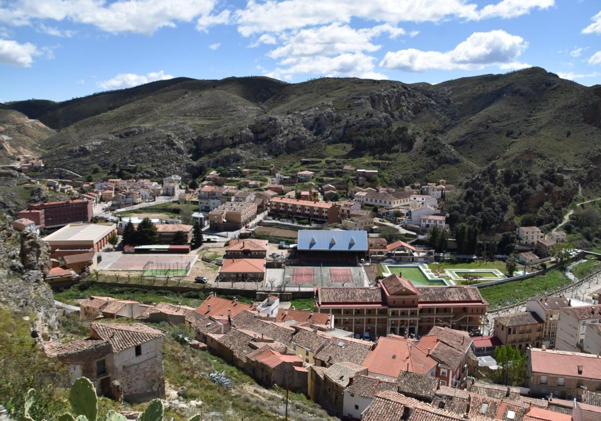 Vista del Ayuntamiento, la zona escolar y deportiva y las piscinas de Cervera del Río Alhama.