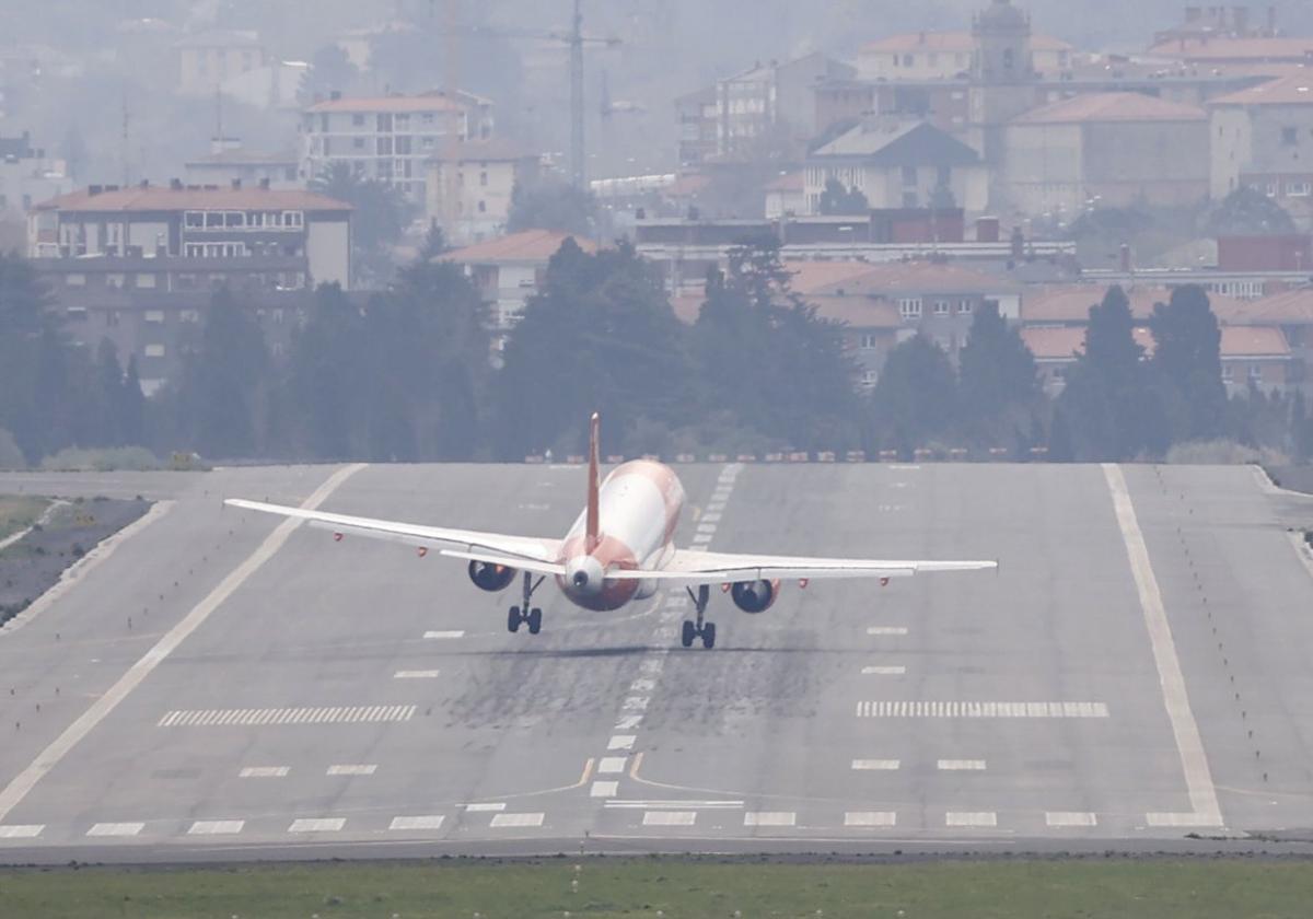 Un avión toma tierra con dificultades en el aeropuerto vizcaíno de Loiu. El vuelo a Madrid es el único con carácter regular que despega desde el aeropuerto de Agoncillo.