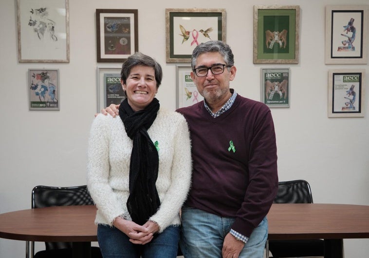 Soledad y Tino, con el lazo verde en su pecho, este lunes en la sede de la Asociación Española contra el Cáncer de La Rioja para narrar su lucha contra la enfermedad.