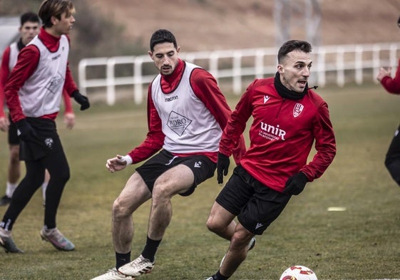 Pablo Valcarce juega el balón presionado por Bobadilla.