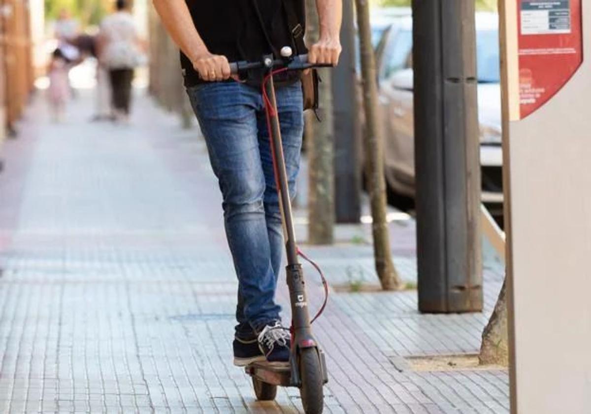 Un hombre circula en patinete en Duques de Nájera.