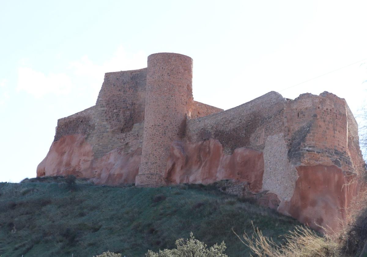 Las heladas provocaban, al dilatarse, grietas en la base del castillo, un problema solucionado ante el que el Ayuntameinto estará vigilante.