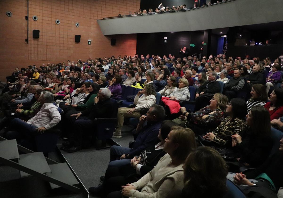 El público acostumbrar a llenar cada función de Cómicos en La Florida.