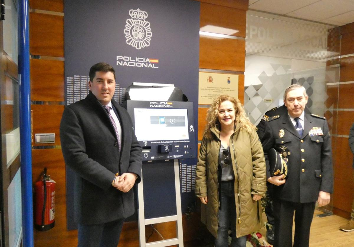 El alcalde, Raúl Riaño; la delegada del Gobierno, Beatriz Arraiz y el Jefe Superior de Policía de La Rioja, Manuel Laguna Cencerrado.