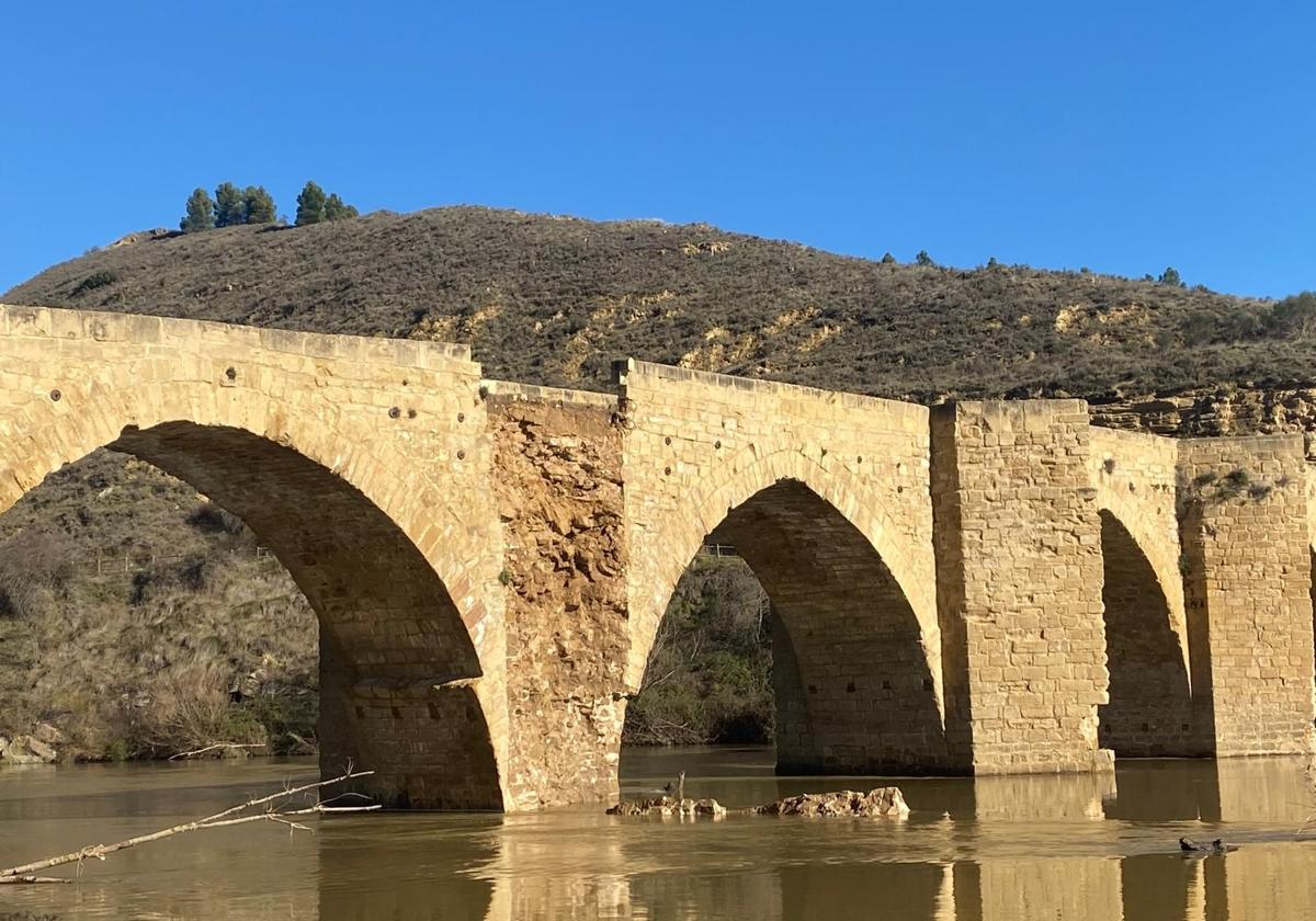 El puente de Briñas sufre el derrumbe total de uno de sus tajamares sobre el río Ebro