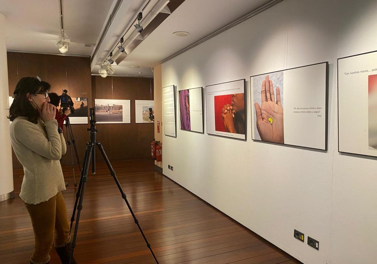 Exposición 'Punto y seguimos. La vida puede más', en Caja Rioja.