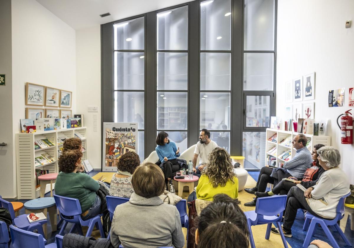 Club de lectura en uno de los espacios de la Biblioteca Rafael Azcona.