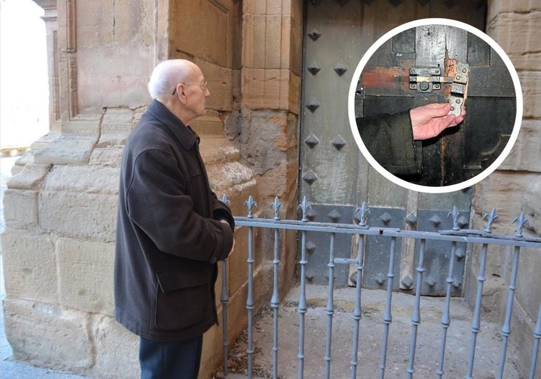 Ángel Ortega, junto a la puerta lateral del templo, que fue forzada y la cerradura reventada en la sacristía de la capilla de los Santos Mártires.