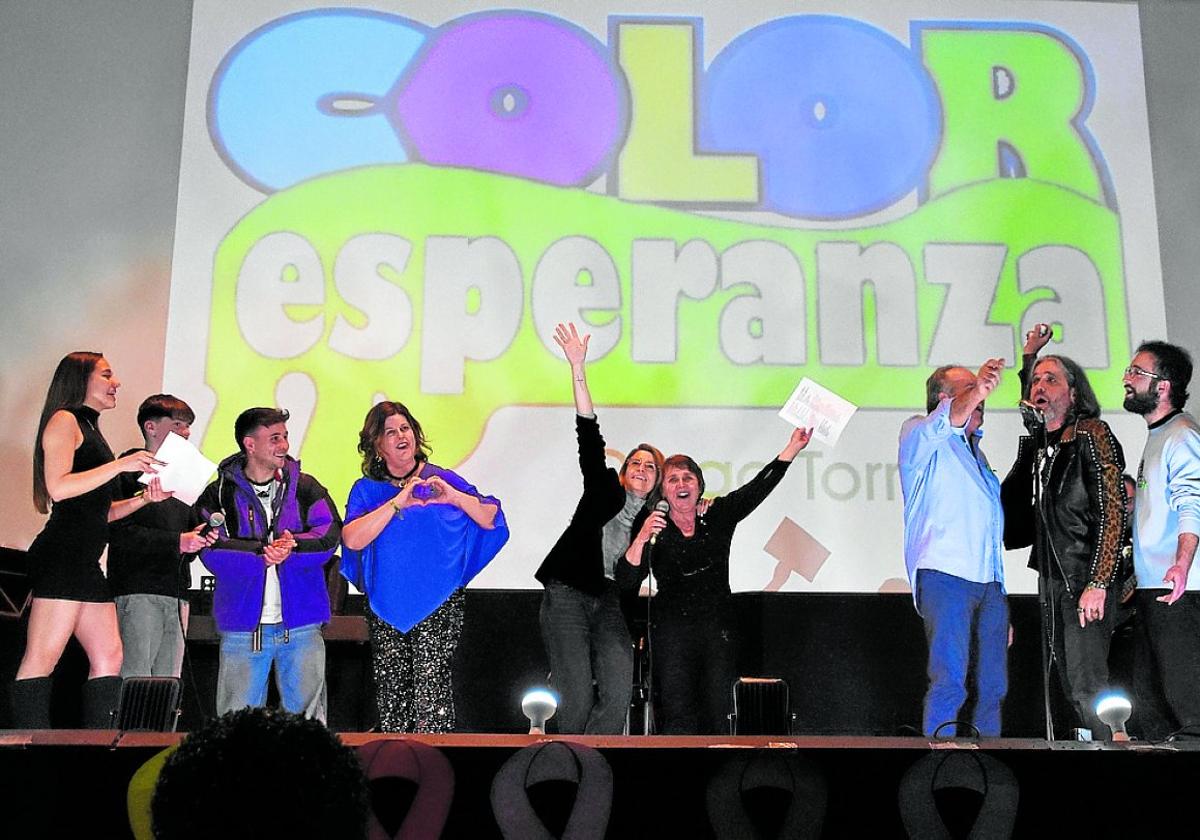 Los cantantes interpretaron al final de la gala el tema 'Color esperanza'.