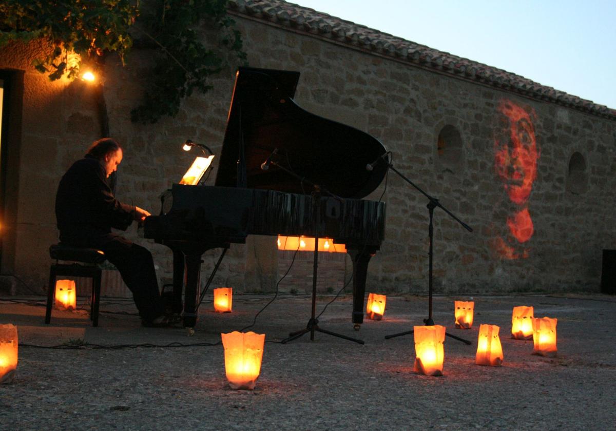 El pianista Claudio Recabarren, en un concierto de 'Piano bajo las estrellas'.