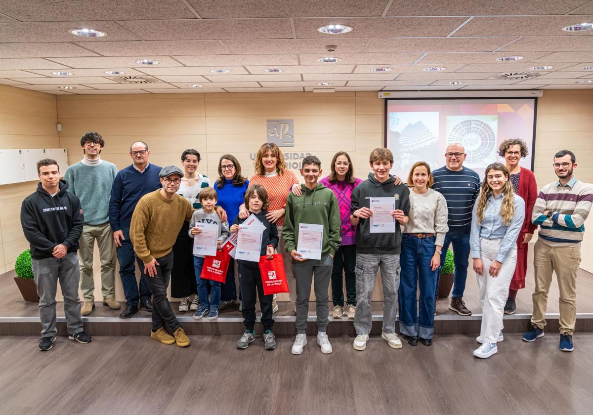 Foto de familia de los ganadores y organizadores del certamen.