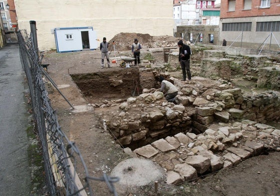 Excavaciones arqueológicas en Hospital Viejo 11, a principios de 2015, con la sillería de planta baja de La Brava 7, al fondo a la derecha.