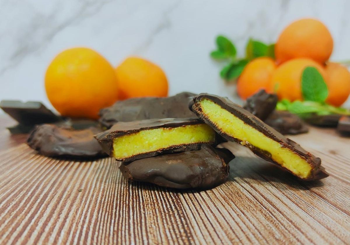 Bocados de naranja bañados en chocolate.