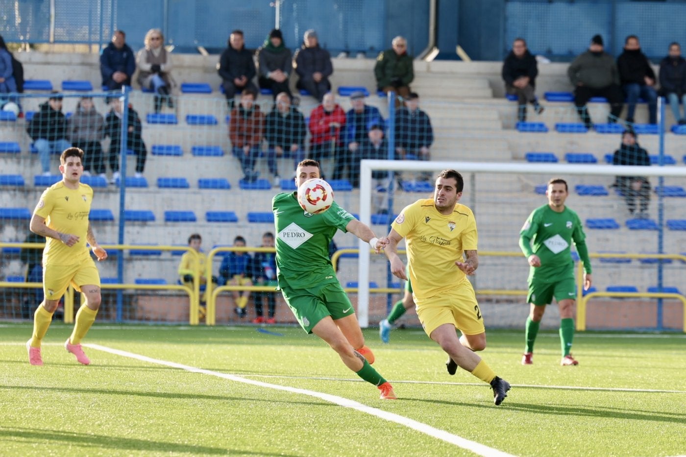 Carballo y Vitorica pugna por hacerse con el balón.