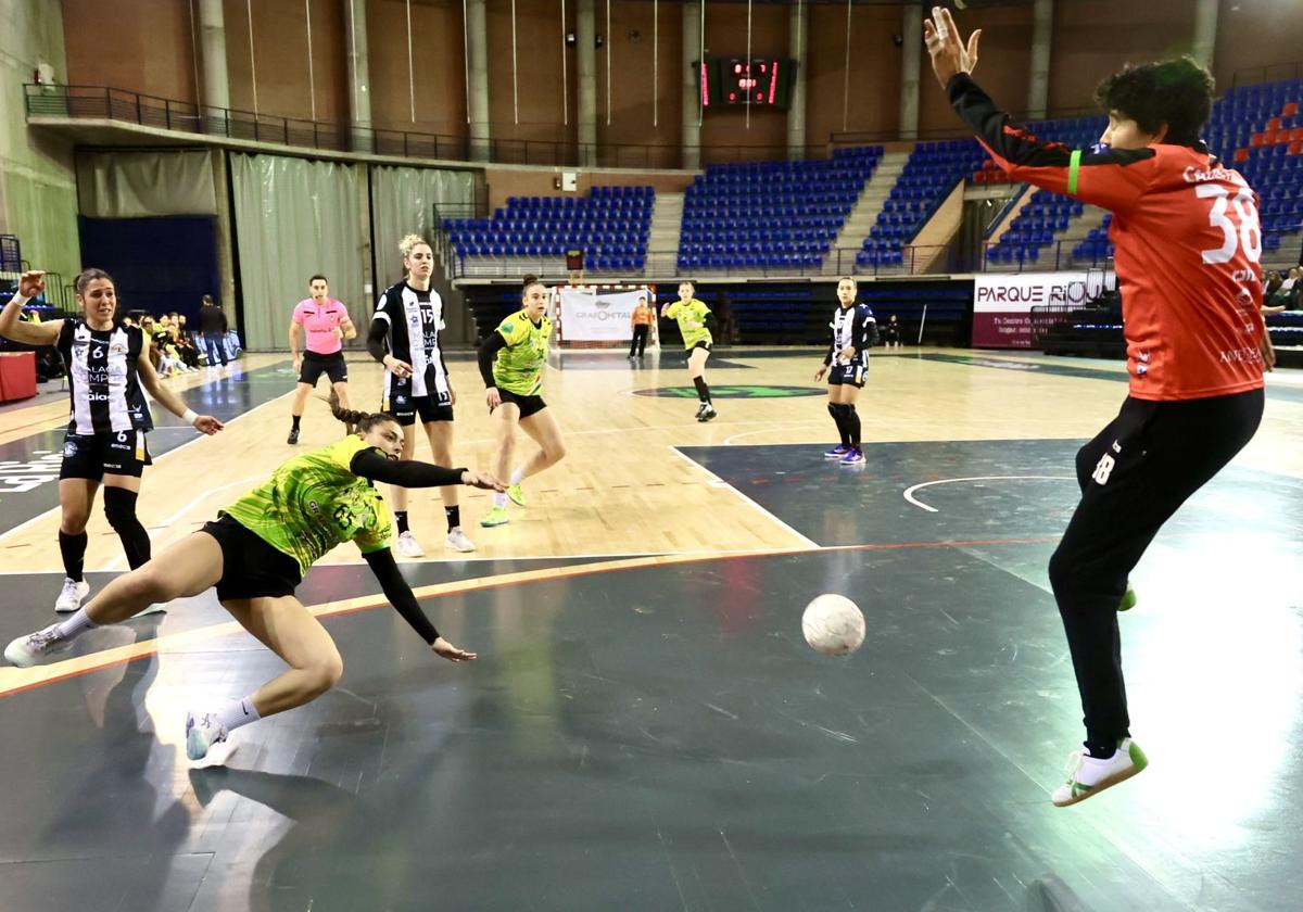 Marina lanza ante la portera del Málaga Merche Castellanos.