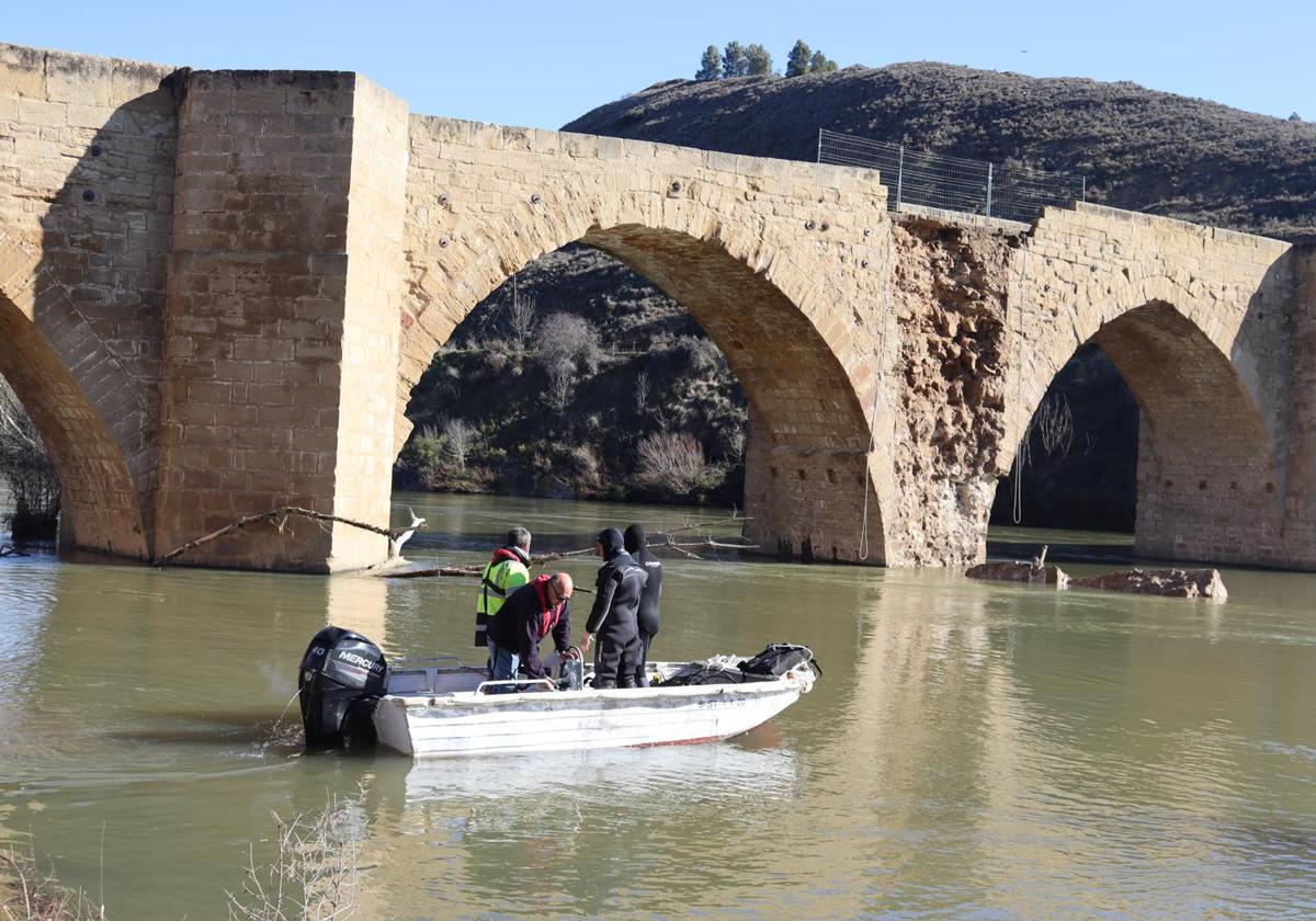 El equipo de buceadores, en el Ebro, se dirige al puente.